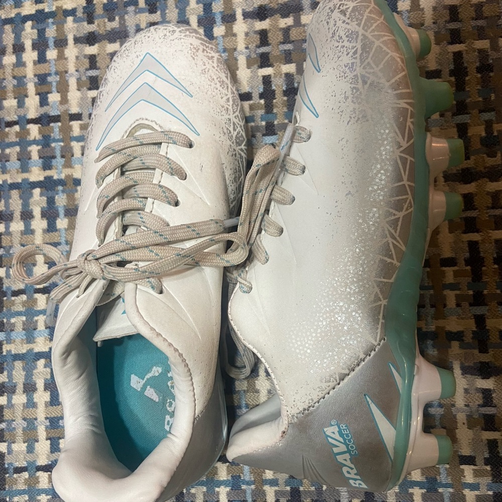 Girls Brava soccer cleats
